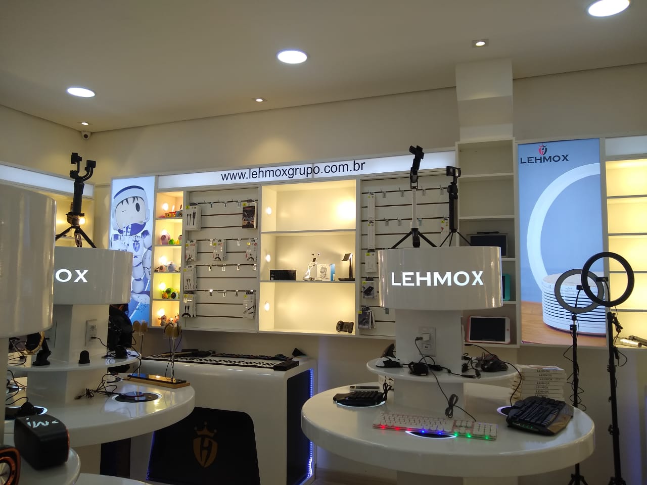 Showroom Fênix com referências de montagem