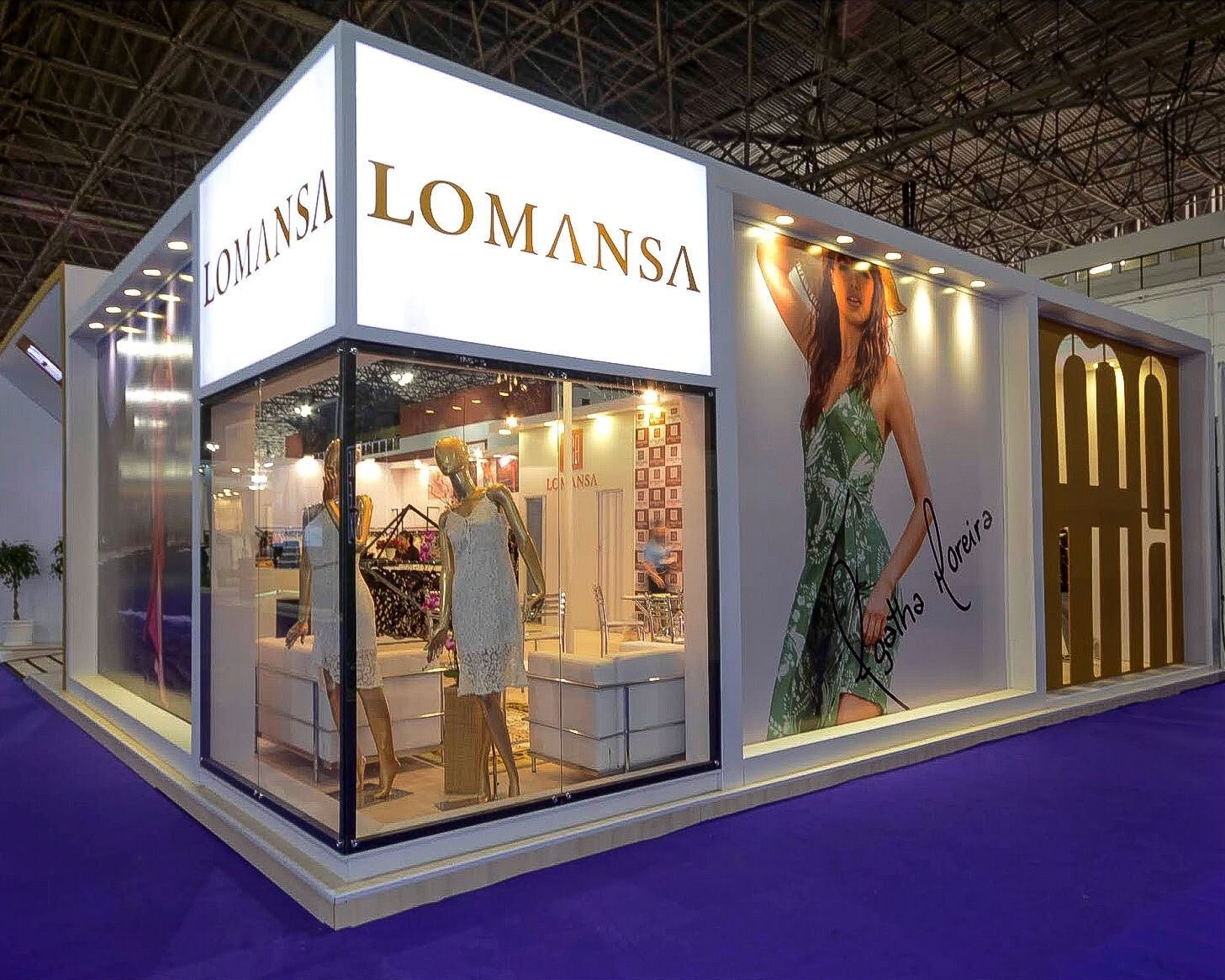 Stand promocional com layout expositivo